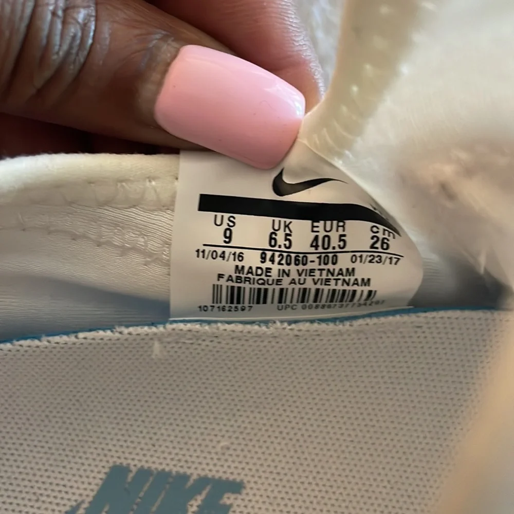 Nike, white, size 9 sneakers. WOMENS - Picture 3 of 6